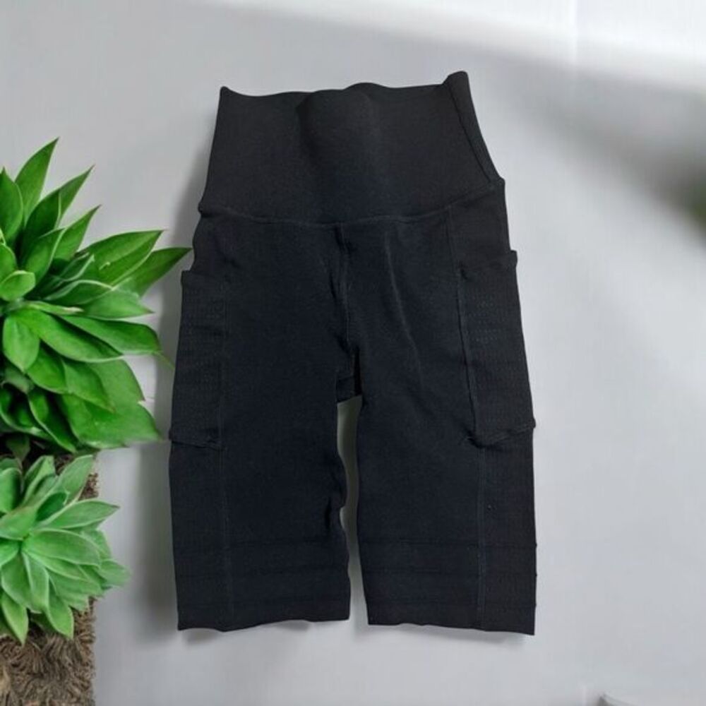 Fabletics High-Waisted SculptKnit Black Pocket Short Size XS High Rise - Picture 11 of 11